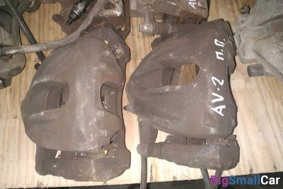 Суппорт передний Тойота авенсис