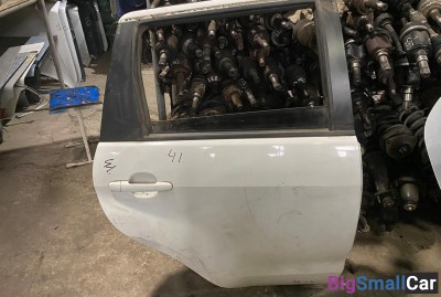 Дверь задняя правая Toyota Ist